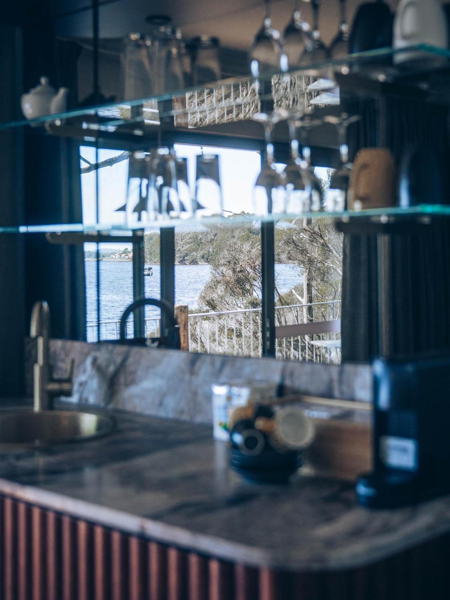 Risby Cove Boutique Hotel Strahan Exterior foto